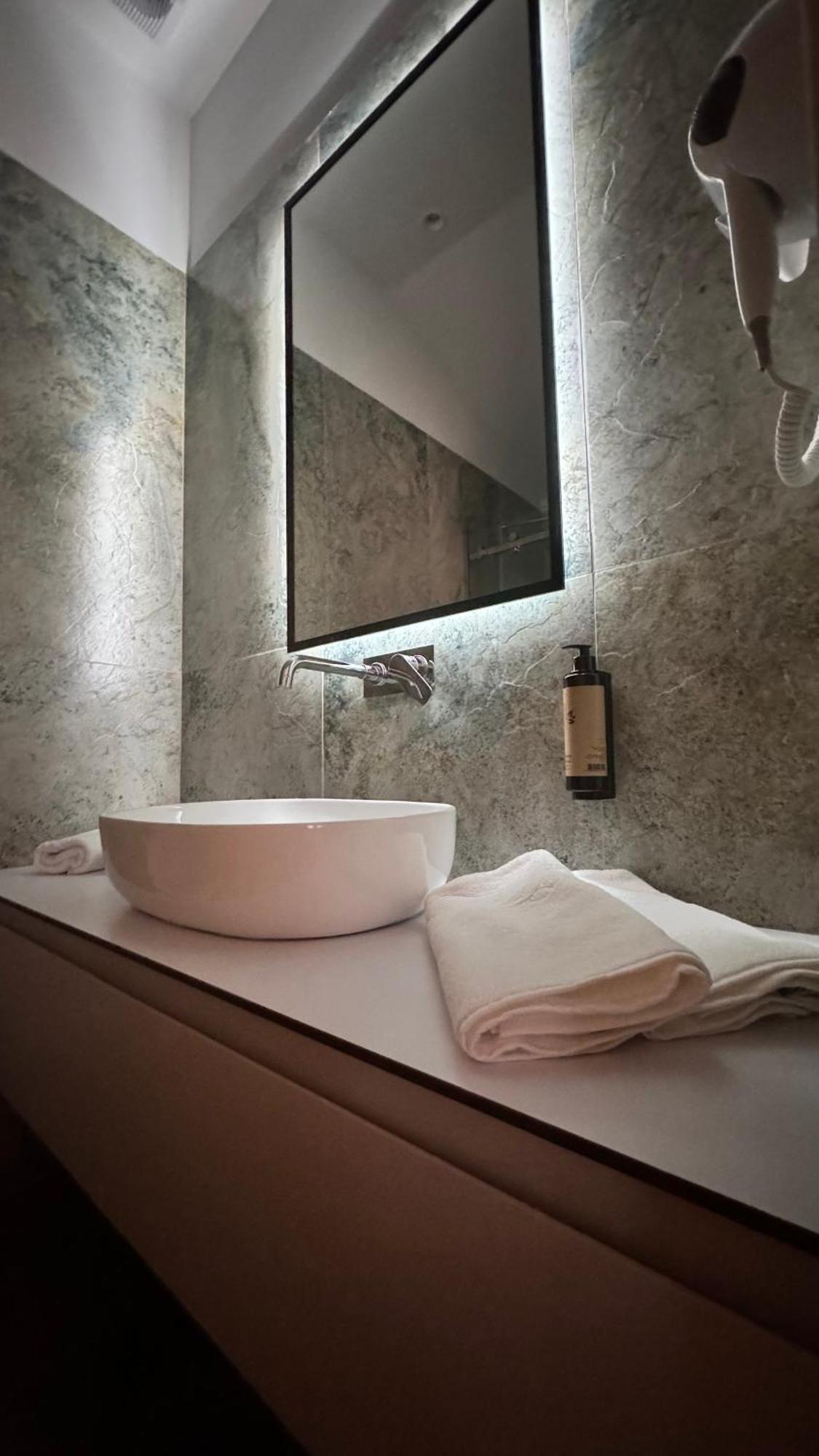 Izi Boutique Apartment ติรานา ภายนอก รูปภาพ